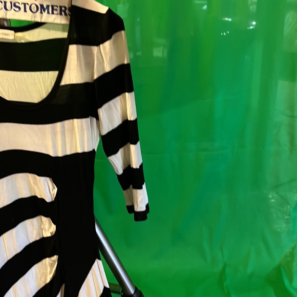 CalvinKlein black and white very flattering maxi dress!  3/4 sleeve. Classic! - Picture 3 of 3